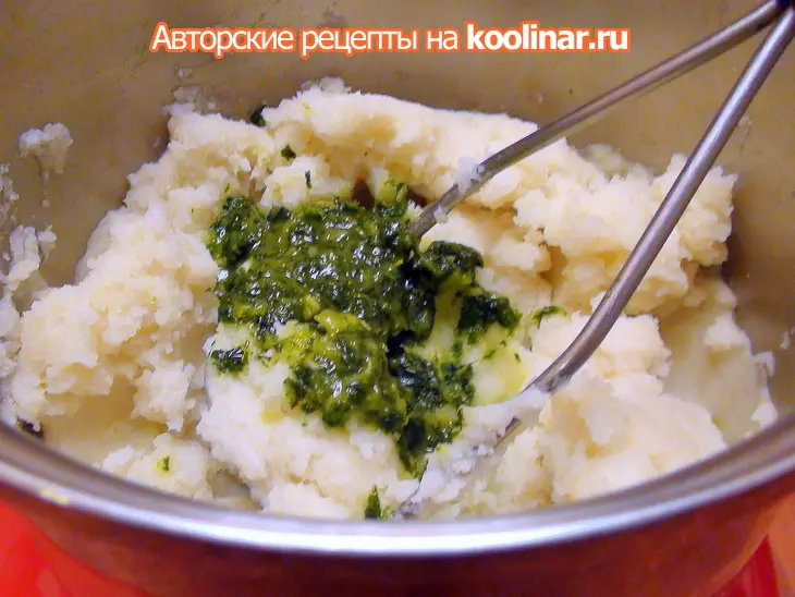 Картофельная запеканка от ольги варуник из пюре с кинзой и сырно-колбасными рулетиками.: шаг 1