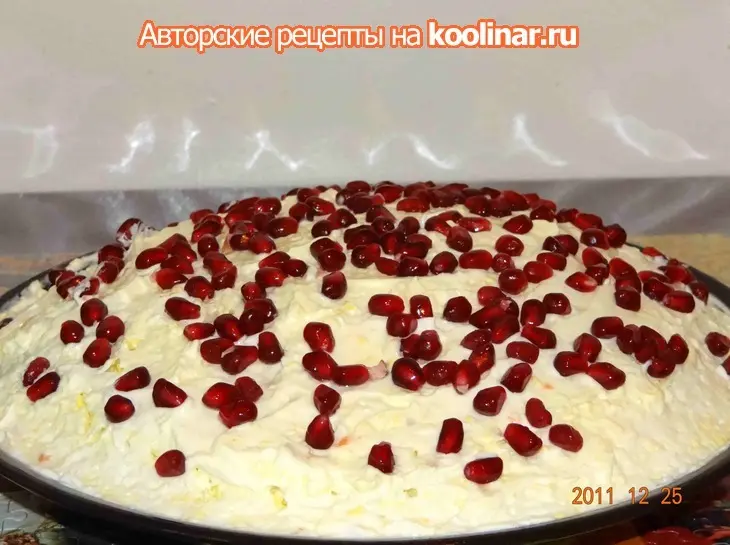 Новогодний салат "селедка под гранатовой шубкой": шаг 2