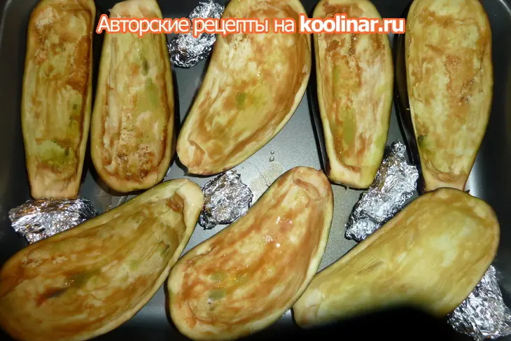 Баклажановые лодочки, фаршированные: шаг 6