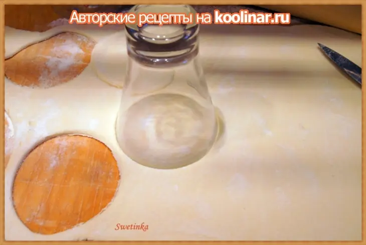 Корзинки из слоеного теста с семгой, сыром и орехами: шаг 3