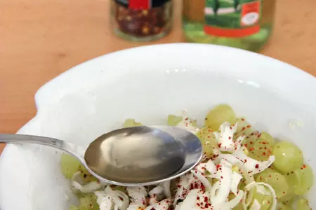 Кростини с козьим сыром и виноградной сальсой: шаг 4