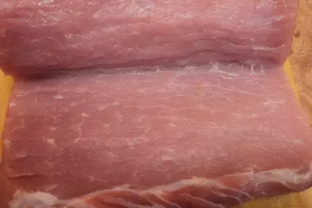 Корейка, фаршированная сыром, орехами и зеленью.: шаг 1