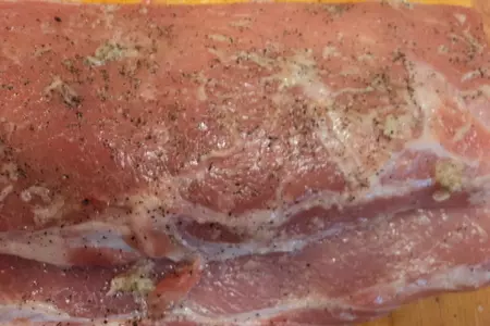 Корейка, фаршированная сыром, орехами и зеленью.: шаг 2