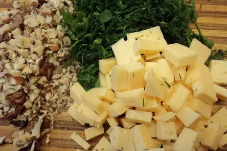 Корейка, фаршированная сыром, орехами и зеленью.: шаг 3
