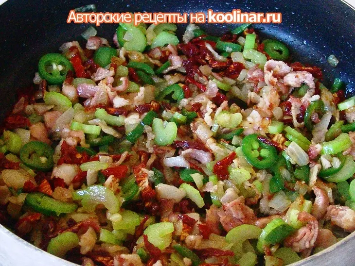 Курино-фасолевый рулет с овощами, колбасками и беконом: шаг 2