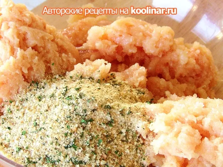 Курино-фасолевый рулет с овощами, колбасками и беконом: шаг 3