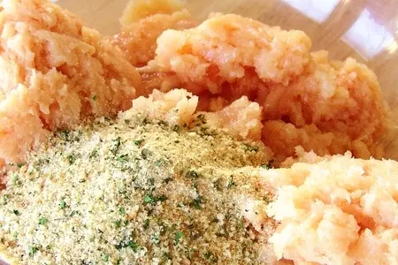 Курино-фасолевый рулет с овощами, колбасками и беконом: шаг 3