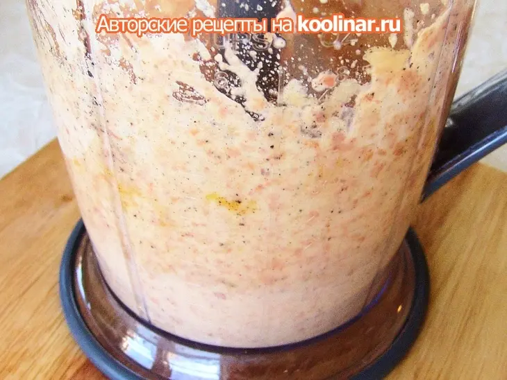 Курино-фасолевый рулет с овощами, колбасками и беконом: шаг 4