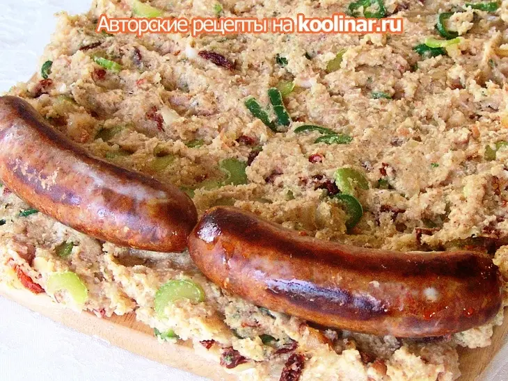 Курино-фасолевый рулет с овощами, колбасками и беконом: шаг 5