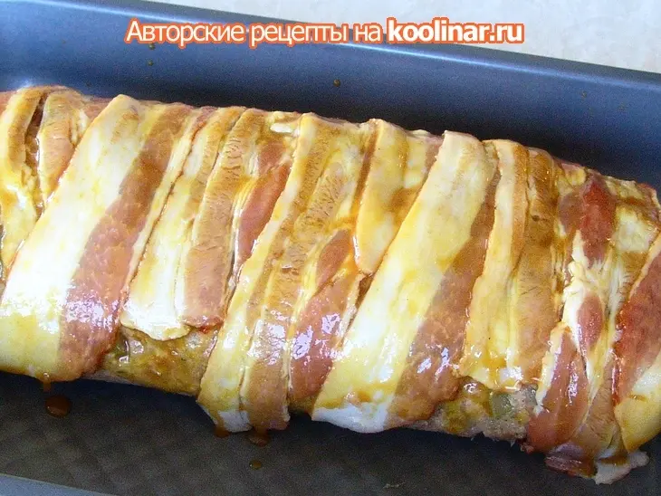 Курино-фасолевый рулет с овощами, колбасками и беконом: шаг 6