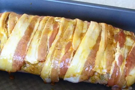 Курино-фасолевый рулет с овощами, колбасками и беконом: шаг 6
