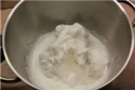 Манговые макаронс: шаг 3