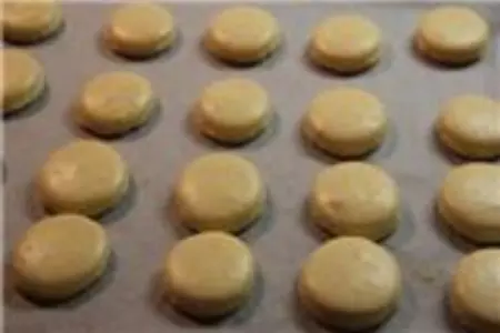 Манговые макаронс: шаг 6