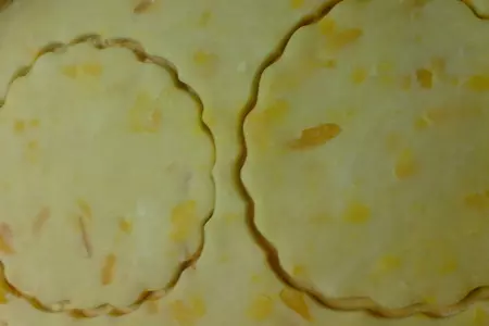 Пирожки из песочного теста с сыром и яблоками: шаг 5