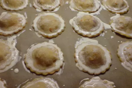 Пирожки из песочного теста с сыром и яблоками: шаг 7