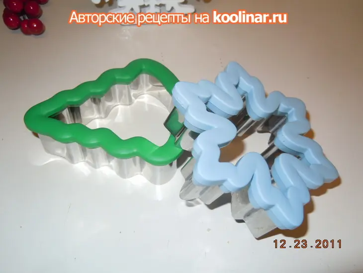 Печенье новогоднее мягкое бисквитное с тонким хрустящим шоколадом: шаг 4