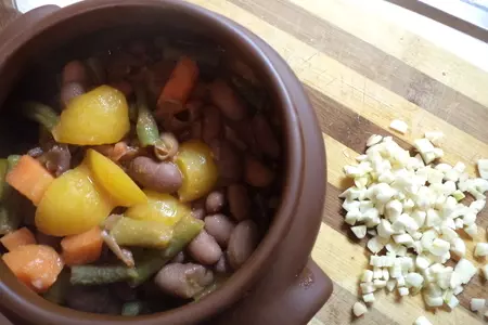 Фасоль в горшочках с овощами и много- много чеснока!!! (дуэль): шаг 3