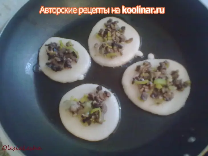 Рулеты из оладушек...с грибами и творожным сыром "на зубок"))): шаг 6