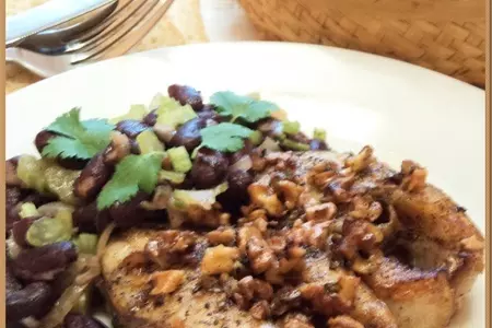 Судак с орехами и кинзой, и острый салат из фасоли.: шаг 3