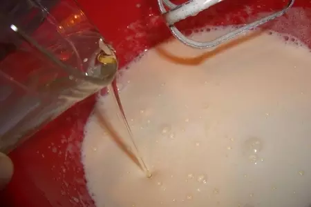 Молочные маффины с маком и вареной сгущенкой: шаг 2