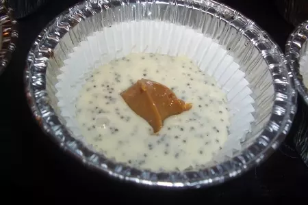 Молочные маффины с маком и вареной сгущенкой: шаг 6