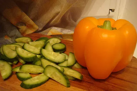 Салат с фасолью и печеным чесноком: шаг 2