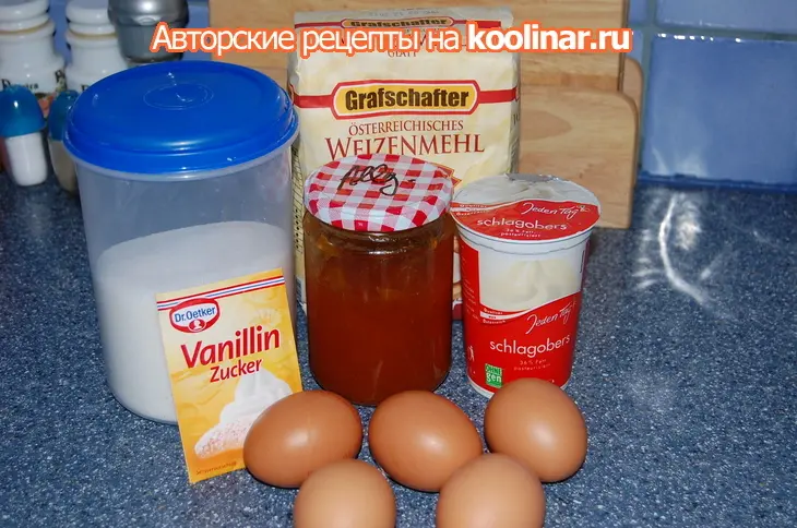 Бисквитный рулет с абрикосовым джемом: шаг 1