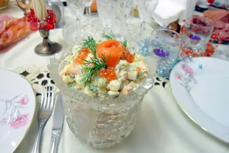 Салат с красной рыбой и икрой - новый взгляд на оливье: шаг 1
