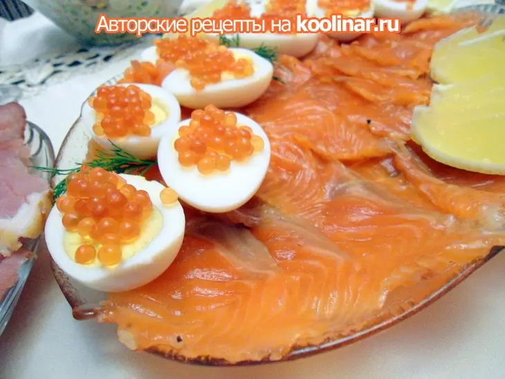 Салат с красной рыбой и икрой - новый взгляд на оливье: шаг 3