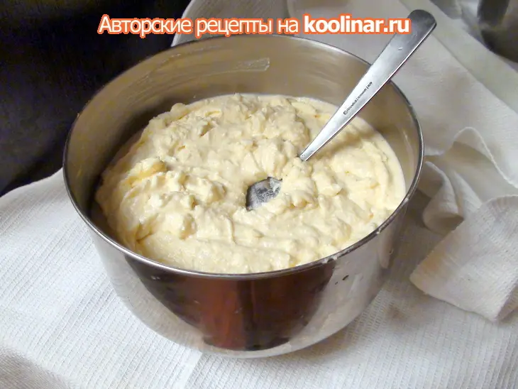 Запеканка с изюмом и сметанным соусом из фермерского творожка. классика жанра.: шаг 1