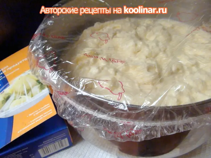 Запеканка с изюмом и сметанным соусом из фермерского творожка. классика жанра.: шаг 2