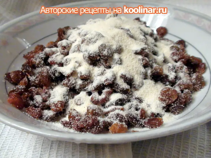 Запеканка с изюмом и сметанным соусом из фермерского творожка. классика жанра.: шаг 3