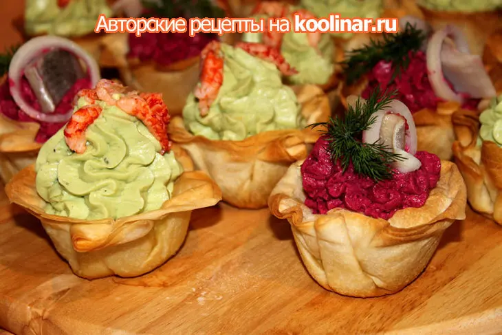 Фило-корзиночки с двумя начинками: авокадо мусс с речными раками и свекольный мусс с кусочком сельди: шаг 1