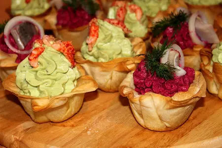 Фило-корзиночки с двумя начинками: авокадо мусс с речными раками и свекольный мусс с кусочком сельди: шаг 1
