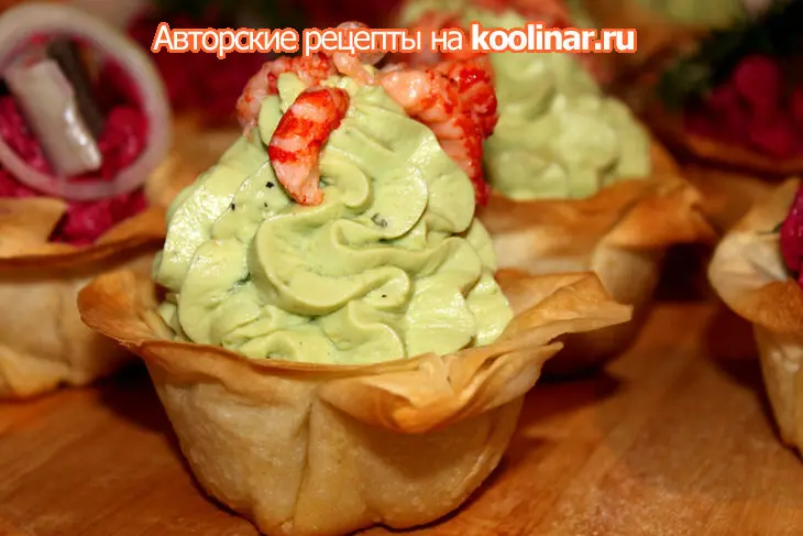 Фило-корзиночки с двумя начинками: авокадо мусс с речными раками и свекольный мусс с кусочком сельди: шаг 2