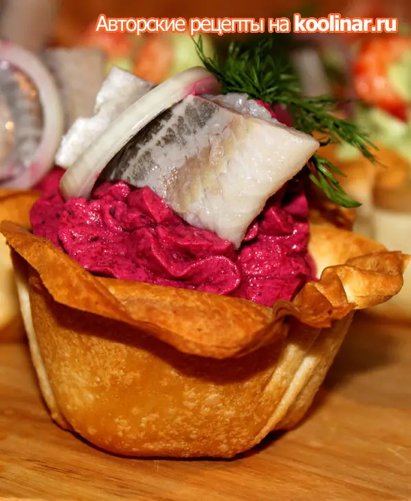 Фило-корзиночки с двумя начинками: авокадо мусс с речными раками и свекольный мусс с кусочком сельди: шаг 3
