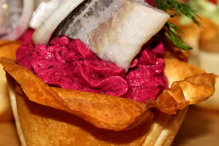 Фило-корзиночки с двумя начинками: авокадо мусс с речными раками и свекольный мусс с кусочком сельди: шаг 3
