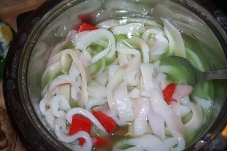 Салат  с мариноваными кальмарами и романо с заправкой из васаби: шаг 5