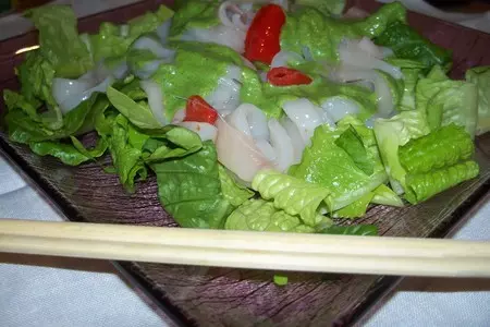 Салат  с мариноваными кальмарами и романо с заправкой из васаби: шаг 6