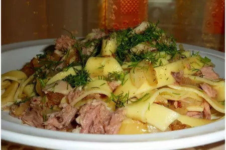 Домашняя лапша с рыбными консервами  и зеленью: шаг 4