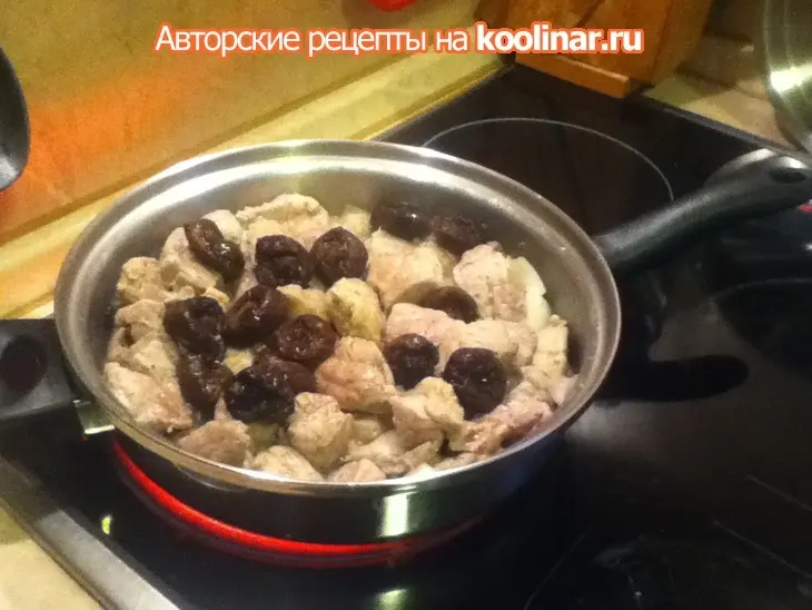 Свинина с черносливом и мандаринами: шаг 6