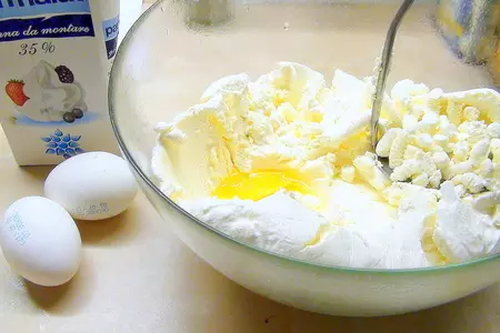 Воздушная творожная запеканка с черносливом и яблоками.: шаг 1