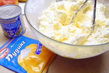 Воздушная творожная запеканка с черносливом и яблоками.: шаг 2