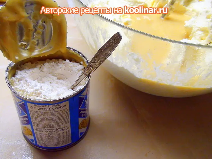 Воздушная творожная запеканка с черносливом и яблоками.: шаг 3