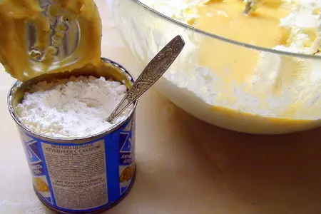 Воздушная творожная запеканка с черносливом и яблоками.: шаг 3