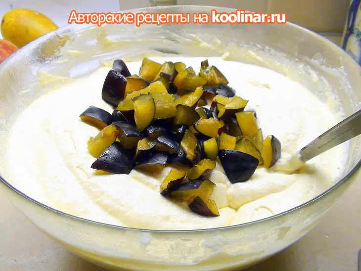 Воздушная творожная запеканка с черносливом и яблоками.: шаг 4