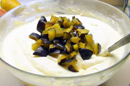 Воздушная творожная запеканка с черносливом и яблоками.: шаг 4