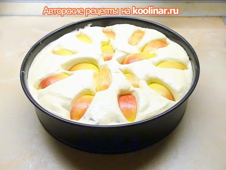 Воздушная творожная запеканка с черносливом и яблоками.: шаг 5