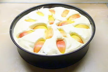Воздушная творожная запеканка с черносливом и яблоками.: шаг 5