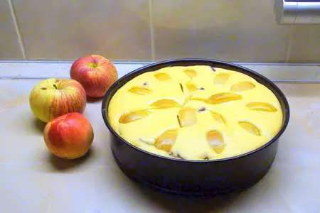 Воздушная творожная запеканка с черносливом и яблоками.: шаг 6